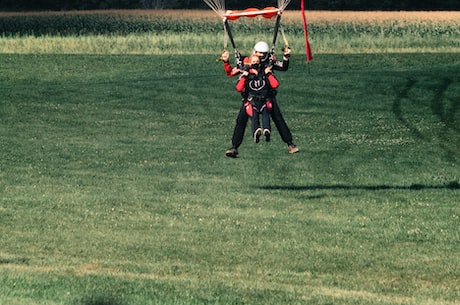 成都跳伞塔：成都最酷炫的极限运动地标